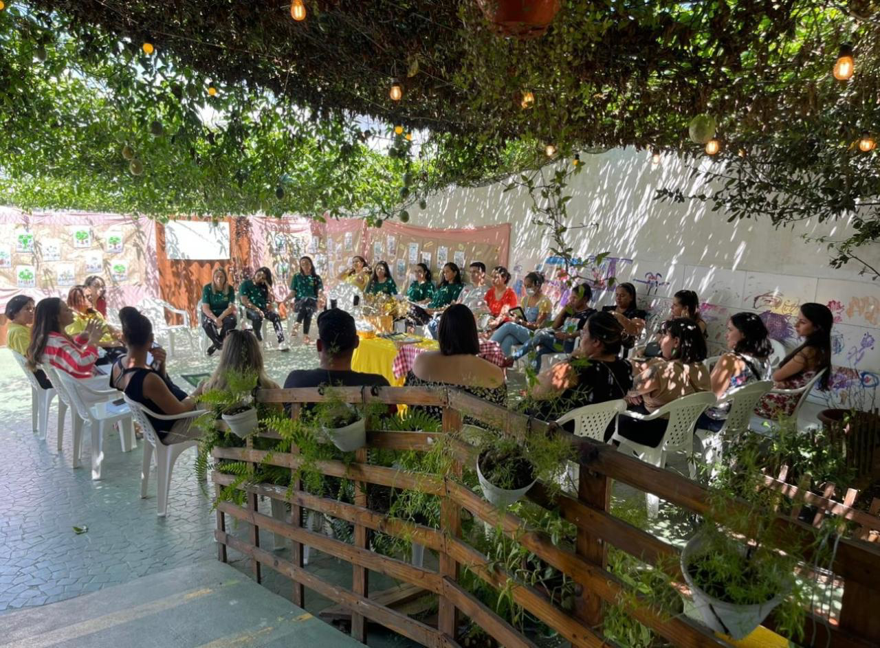 Roda de conversa presencial com mulheres em um ambiente acolhedor