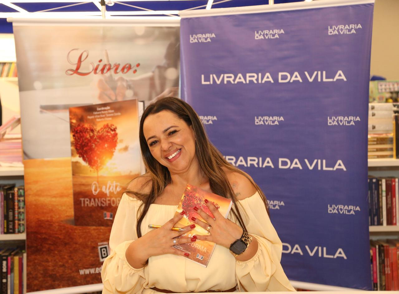 Sol Conforto em lançamento de livro na Livraria da Vila